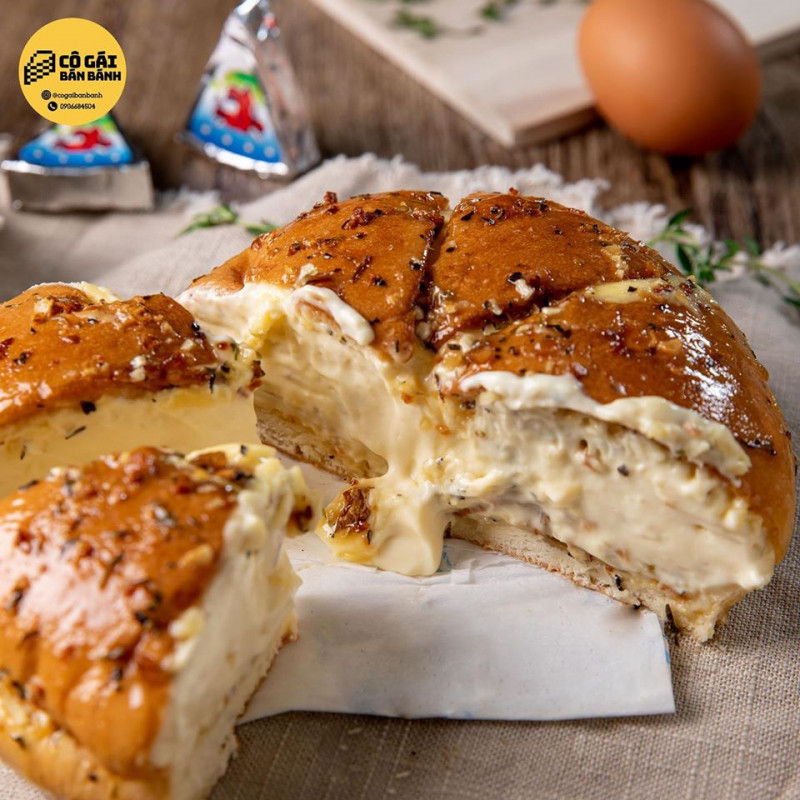 Bơ và phô mai thấm vào trong làm cho những miếng bánh mì siêu mềm, thấm vị, mặn mặn, ngọt ngọt, béo béo