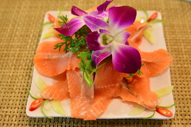 Thịt cá hồi tươi ngọt, bạn có thể thoải mái lựa chọn món ăn theo sở thích của mình.