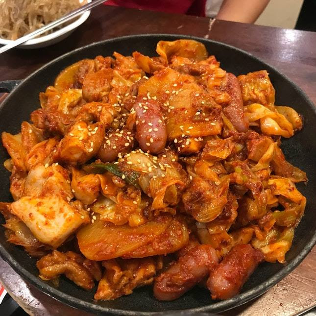 Yoogane Chicken Galbi là thương hiệu nổi tiếng tại Hàn Quốc được bạn bè trên khắp thế giới yêu mến bởi hương vị truyền thống cũng như sự lựa chọn gắt gao về nguyên liệu.