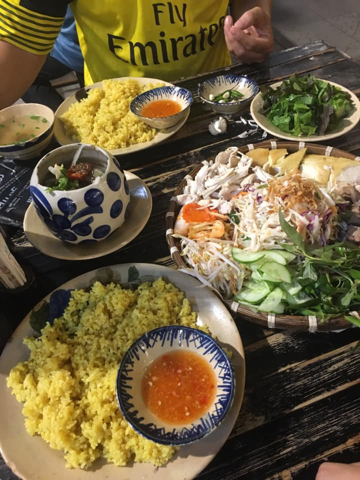 Con Gà Mái là một địa chỉ ẩm thực được thực khách Sài Thành vô cùng yêu thích với những biến tấu món Việt đầy phong phú