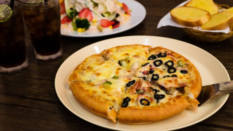 Không chỉ có pizza truyền thống đế dày và mỏng, Pizza Inn còn có pizza với viền phô mai và xúc xích để tăng sự đa dạng và độ hấp dẫn đối với thực khách.