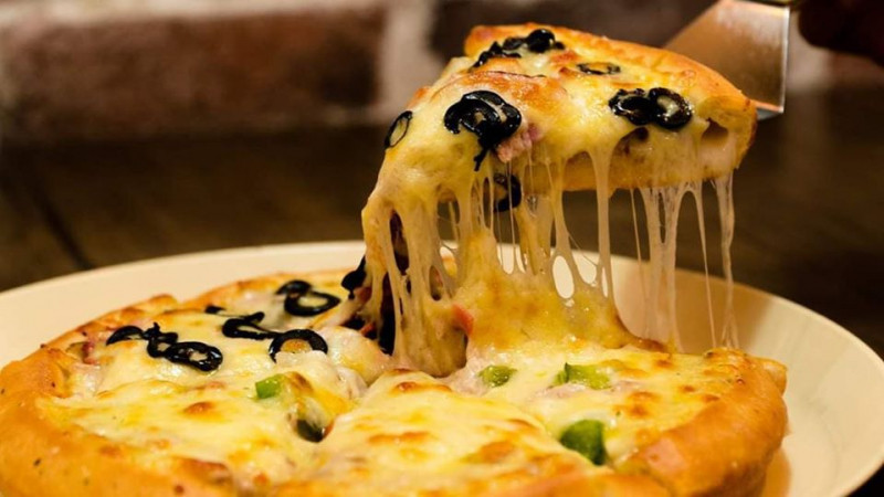Ở Pizza Inn, bạn có thể tìm thấy những loại pizza với tên rất thuần Việt như pizza mùi ngò gai, pizza rau, pizza khoai tây… việc này cũng giúp thực khách dễ dàng hình dung và lựa chọn thành phần nguyên liệu theo khẩu vị riêng.