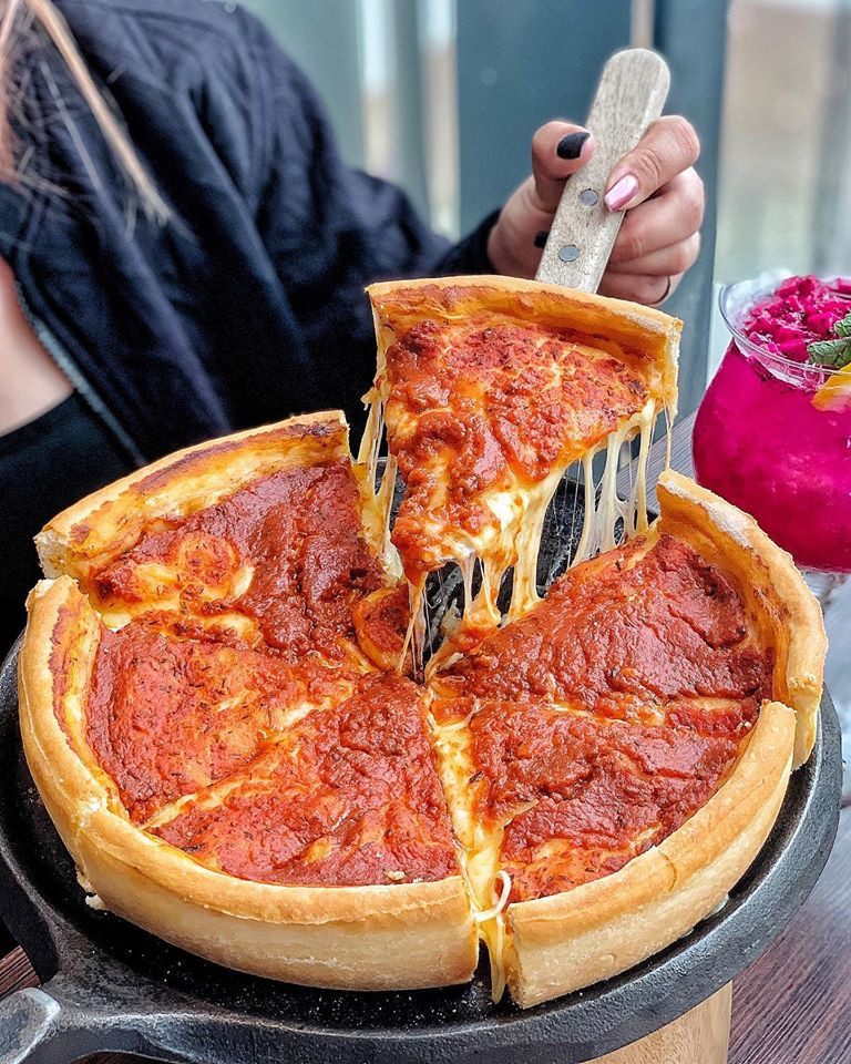 Không phải là những chiếc pizza đế mỏng như thường thấy, mà chúng rất to, đế dày và ngập phô mai bên trong