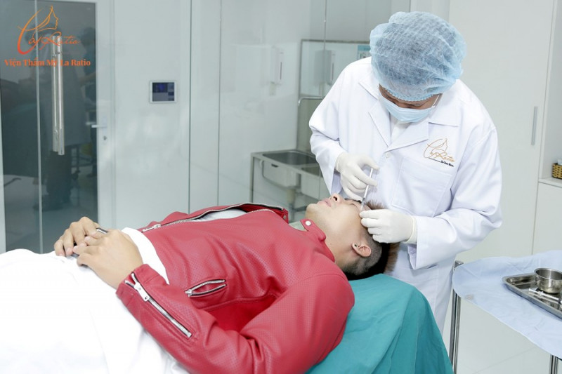 Bác sĩ Võ Thành Trung trực tiếp thực hiện tiêm tinh chất thư giãn Botox cho khách hàng