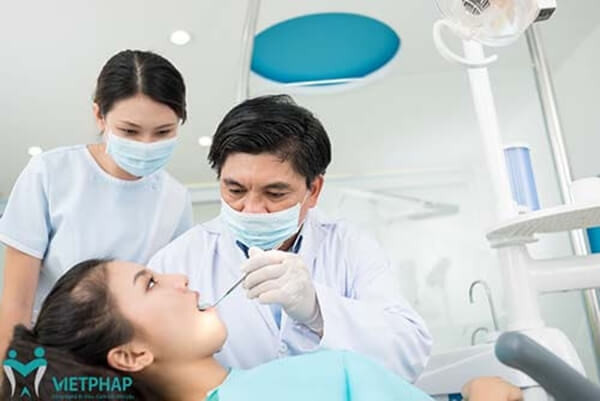 Khách hàng thăm khám và trồng răng implant tại nha khoa Việt Pháp
