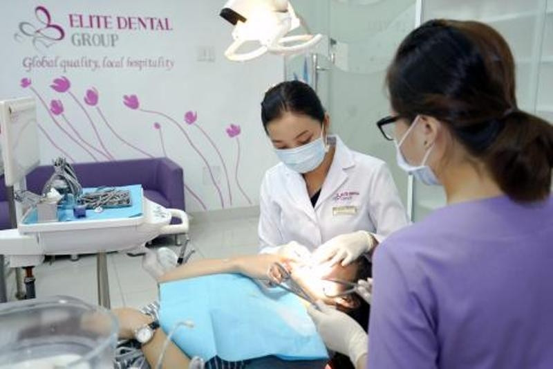 Bác sĩ khám răng cho bệnh nhân tại Elite