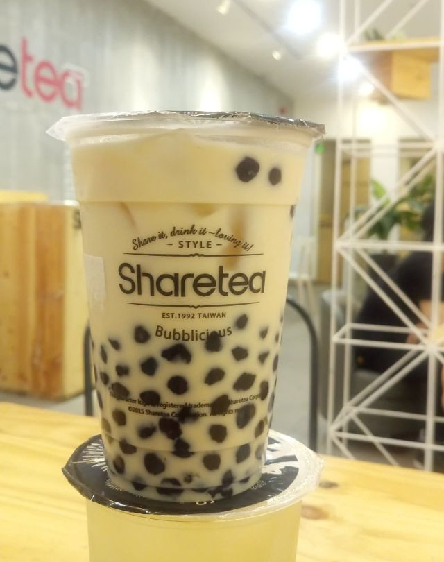 Sữa tươi trân châu đường đen thì không hẳn là chỉ có ở Sharetea, nhưng địa điểm này làm nhiều bạn điêu đứng bởi trân châu đường đen hấp dẫn.