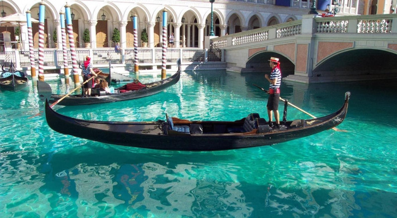 Hình ảnh chiếc gondola len lỏi qua những con kênh nhỏ trong tiếng hát du dương của người chèo thuyền luôn là ấn tượng khó phai đối với các du khách.