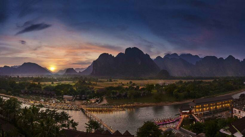 Vang Vieng mang màu sắc gần gũi, mộc mạc của thiên nhiên Đông Nam Á.