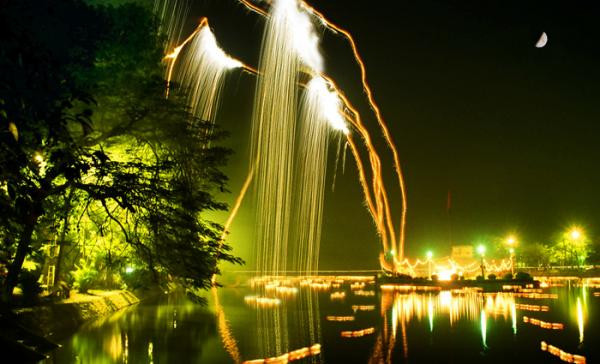 Vẻ đẹp lung linh Hồ Bán Nguyệt về đêm