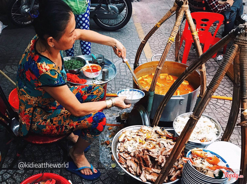 Bánh canh gánh vỉa hè Nguyễn Thái Học