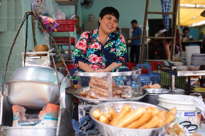 Khu Cô Giang nổi tiếng có quán ăn vặt ngon và rẻ, trong đó có quán cháo lòng Bà Út có tuổi đời hơn 80 năm, là 1 trong những quán cháo lòng nổi tiếng ở khu trung tâm quận 1.
