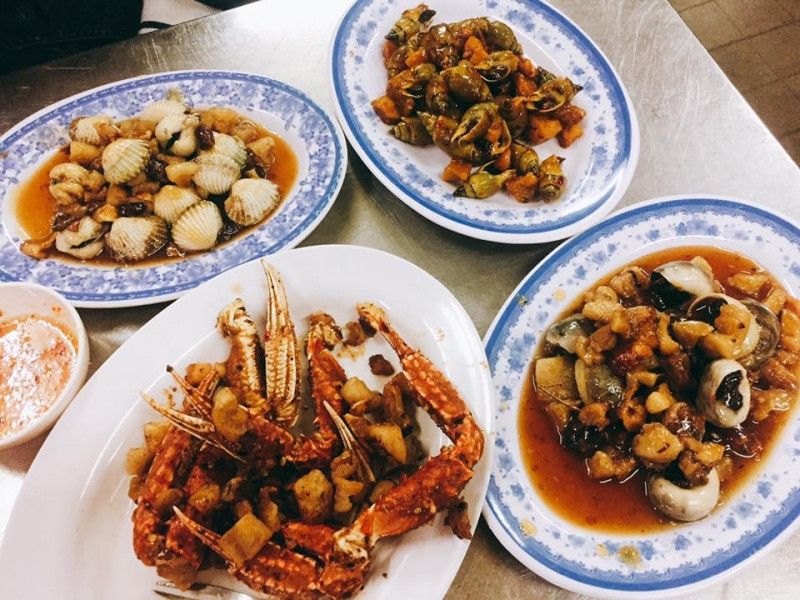 Một số món ăn tại quán ốc Quang Anh