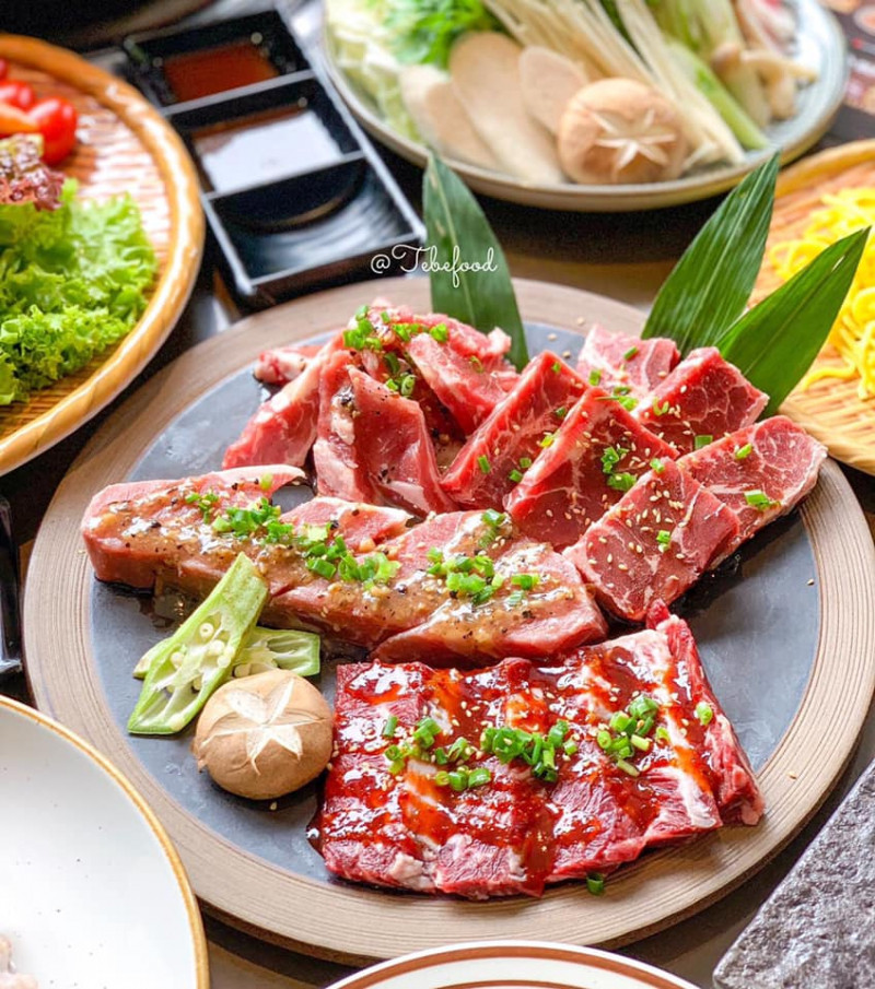 Nghệ thuật nướng Nhật Bản Yakiniku lại chú trọng việc giữ nguyên vị tự nhiên của thịt hay hải sản, rau củ ăn kèm thường được nướng chung hoặc ăn riêng chứ không cuộn.