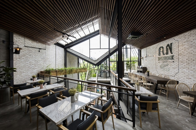 AN' Garden Cafe được thiết kế với không gian sang trọng thoáng mát và gần gần gũi với thiên nhiên.