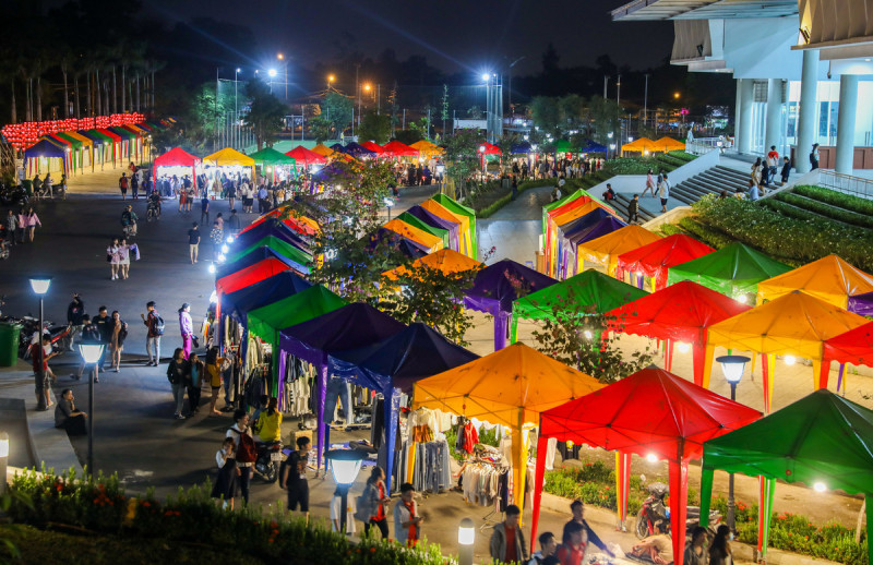 Cái tên vàng trong làng chợ quần áo bán buôn, bán lẻ giá rẻ Sài Gòn là Chợ đêm làng đại học Thủ Đức.