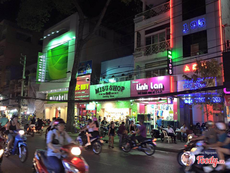 Đường Nguyễn Trãi bên khu vực Quận 5 là nơi tập trung rất nhiều các shop bán quần áo của Thành Phố Hồ Chí Minh.