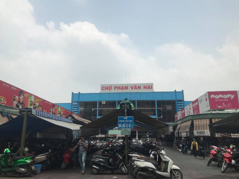 Chợ Phạm Văn Hai nằm trên đường Phạm Văn Hai ở Tân Bình