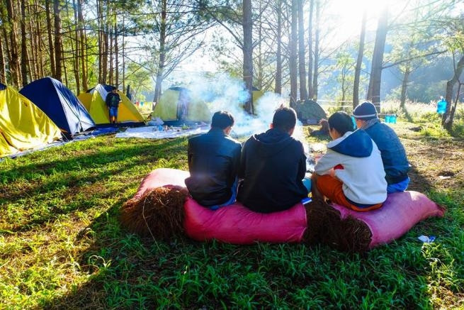 Hoạt động tổ chức cắm trại ở gần đường hầm đất sét