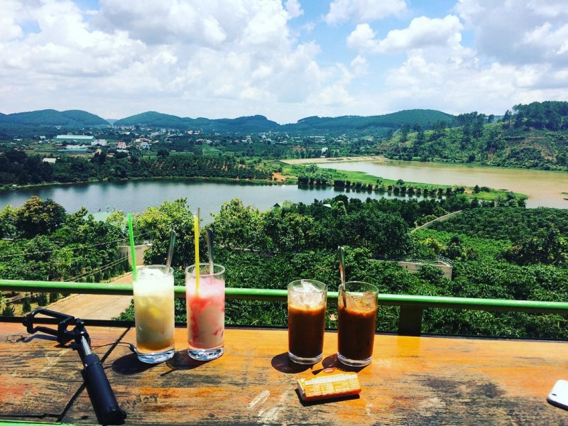 View từ Mê Linh coffee nhìn ra mặt hồ Đập Cam Ly