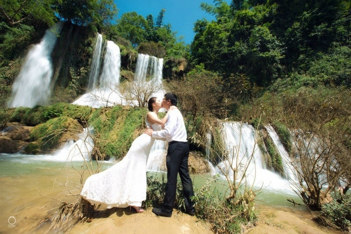 Ảnh cưới tại thác dải yếm sẽ càng tô thêm sự mặn nồng cho đôi lứa