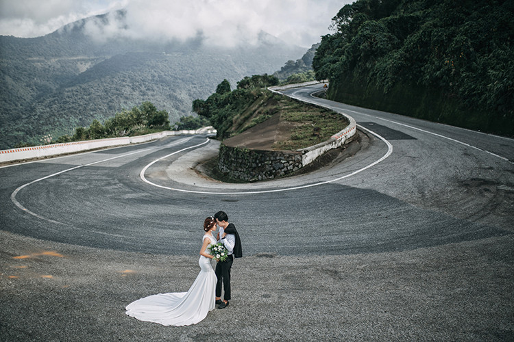 Chụp ảnh cưới tại đèo Hải Vân