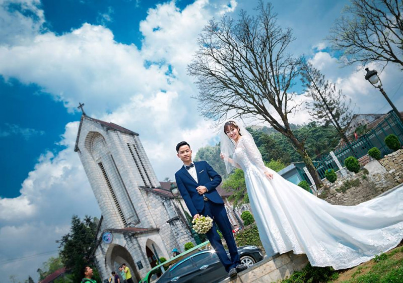 Chụp ảnh cưới tại Nhà thờ Đá Sapa