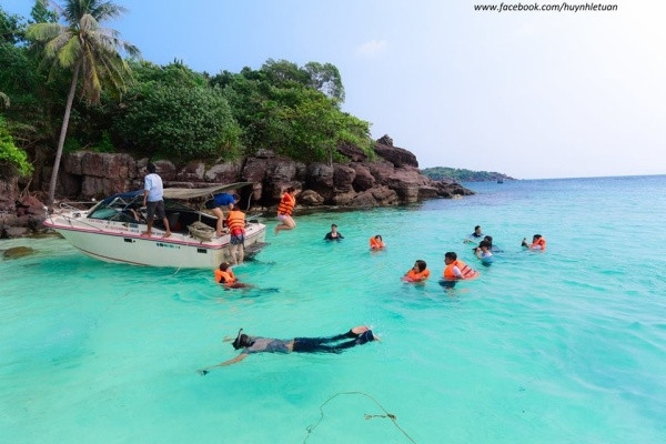 Làn nước mát xanh biếc khiến du khách đắm chìm tại hòn Móng Tay