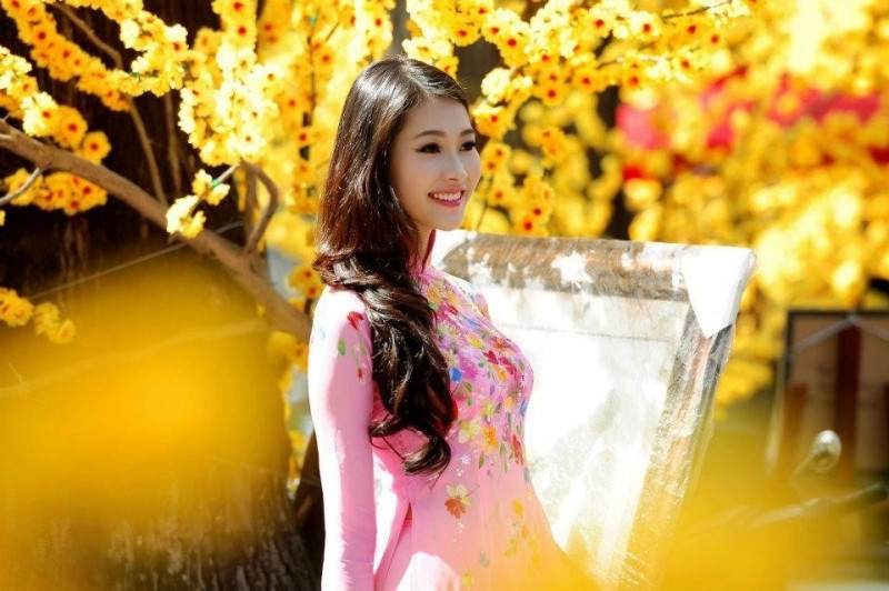 Hoa hậu Đặng Thu Thảo đẹp dịu dàng giữa vườn mai chốn này