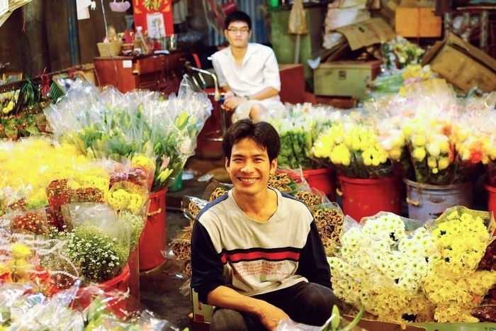 Nụ cười rạng rỡ của người bán hoa