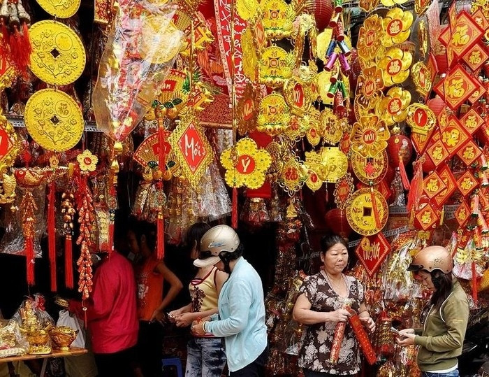 Khu chợ Tết ở phố Hải Thượng Lãn Ông nổi bật với sắc đỏ sắc vàng ngày Tết