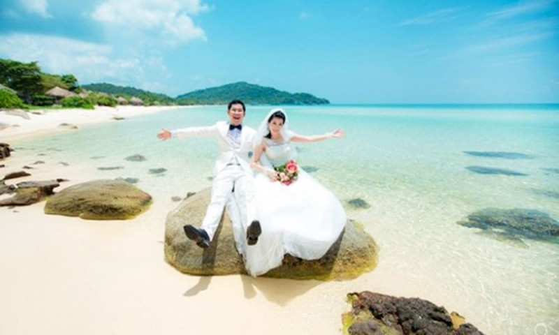 Ảnh cưới được chụp tại Bãi Khem, Mũi Ông Đội, đảo Phú Quốc