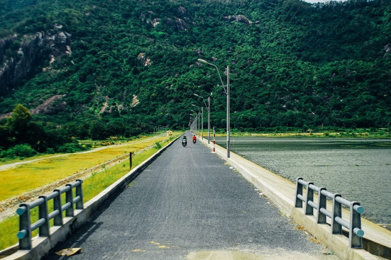 Con đường nhỏ chạy dài dọc theo hồ Soài Chek phía xa là dãy Phụng Hoàng Sơn
