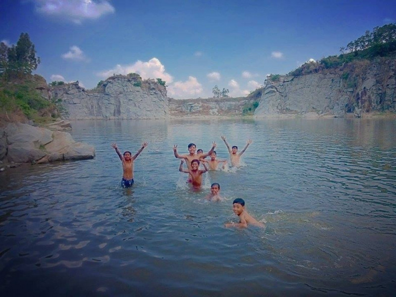 Các bạn nhỏ thích thú nô đùa bên dòng nước mát tại hồ đá Cô Tô