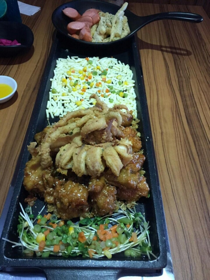 Món gà tại Mr. Kiss - Nhà Hàng Gà Hàn Quốc