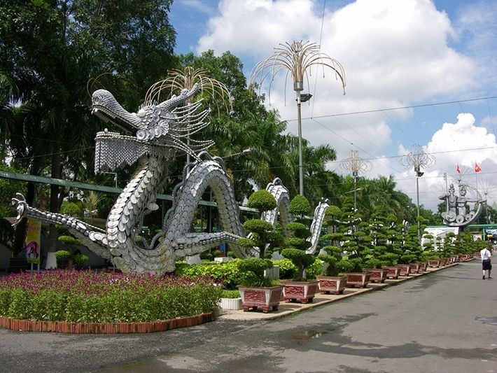 Khuôn viên công viên nước Đầm Sen được trang trí công phu và hoành tráng