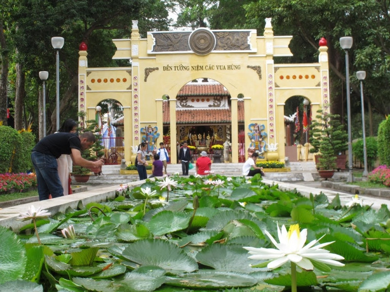 Đền Hùng trong công viên Tao Đàn