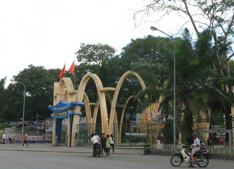 Cổng công viên Lê Thị Riêng