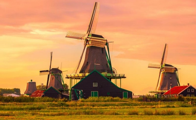 Làng Kinderdijk còn được biết đến là ngôi làng của những chiếc cối xay gió, với 19 chiếc được làm từ năm 1740