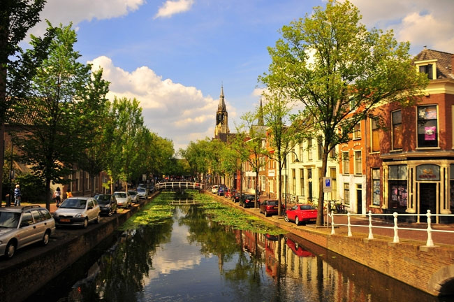 Delft là tên của một thành phố nhỏ đẹp mang vẻ đẹp thơ mộng được bao bọc bởi hệ thống các kênh đào