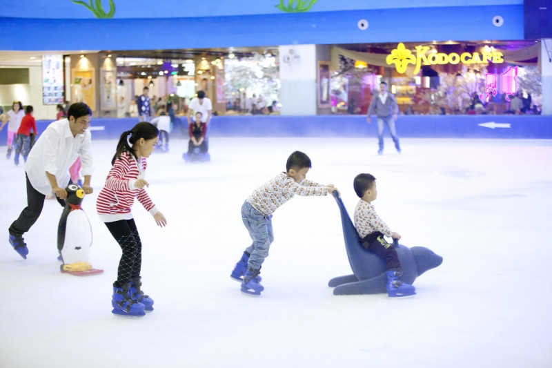 Sân trượt băng trong nhà tại Vincom Mega Mall Thảo Điền