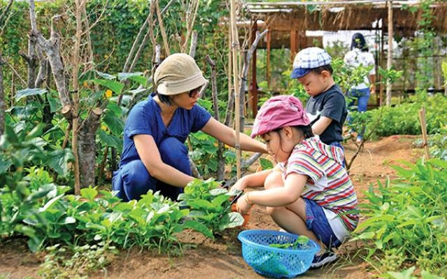 Trẻ nhỏ sẽ được trải nghiệm cuộc sống của một nông dân tại Family Garden Thảo Điền