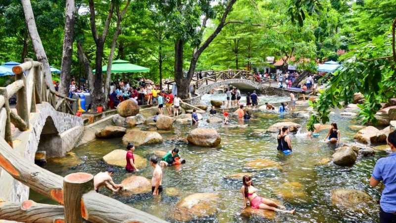 tắm suối tại Khu du lịch Thủy Châu