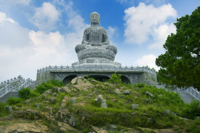Bức tượng Phật A di đà bằng đá xanh ngồi trên tòa sen cao 27m nằm trên đỉnh núi