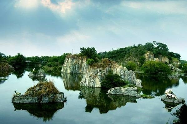 Hồ Long Ẩn mang vẻ đẹp thơ mộng