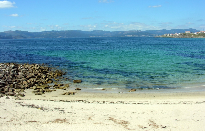 Bãi biển Đồ Sơn với nước biển trong xanh, bờ cát trải dài