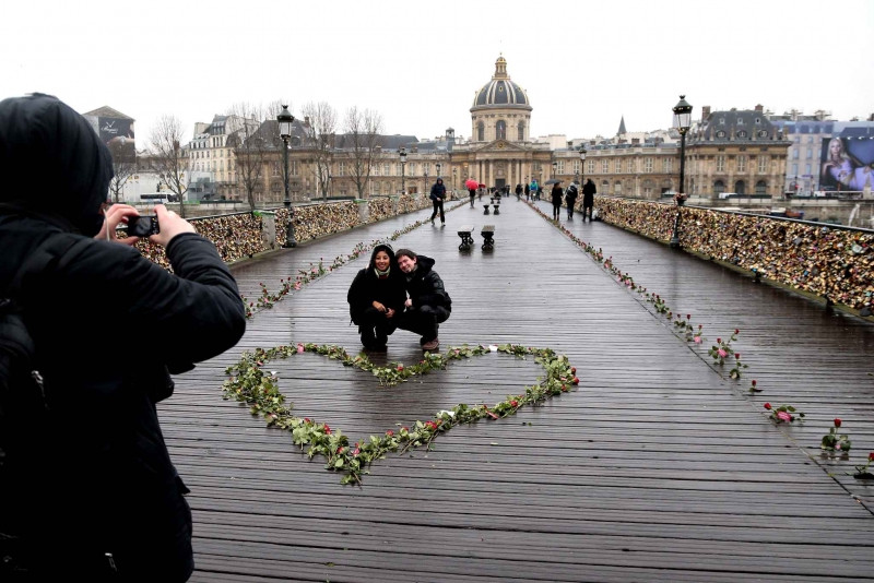 Màn tỏ tình lãng mạn bên cầu Pont des Arts.