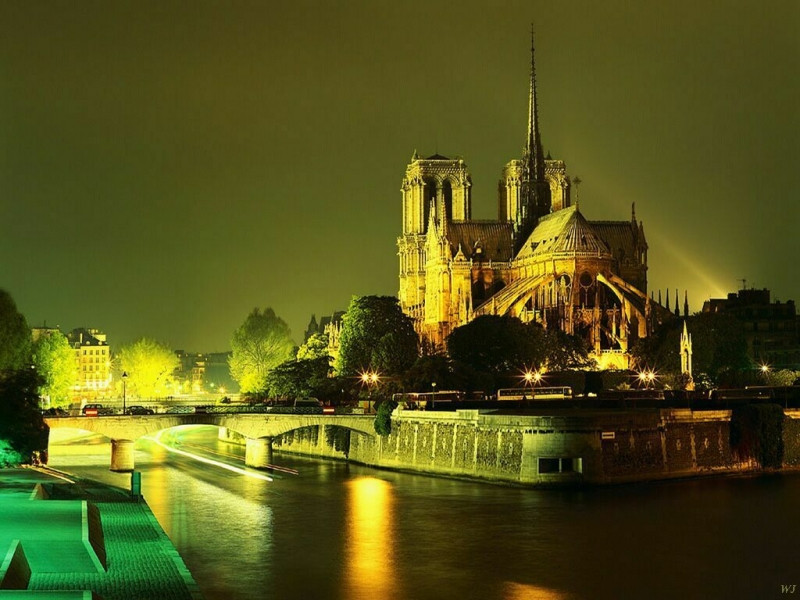 Nhà thờ Đức bà Paris vào ban đêm.