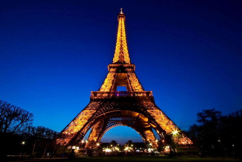 Tháp Eiffel vào ban đêm.