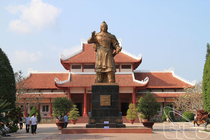 Tượng đài hoàng đế Quang Trung.